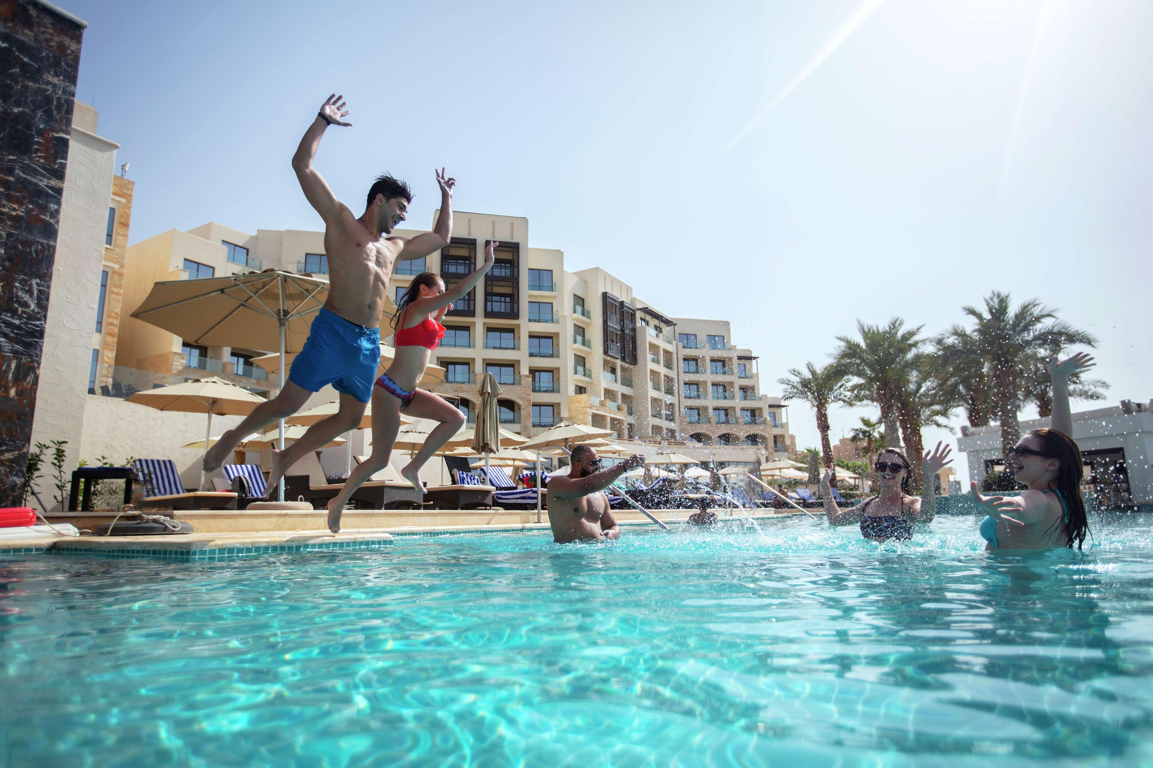 Hilton Dead Sea Resort & Spa Sweimeh Bagian luar foto The swimming pool at the resort