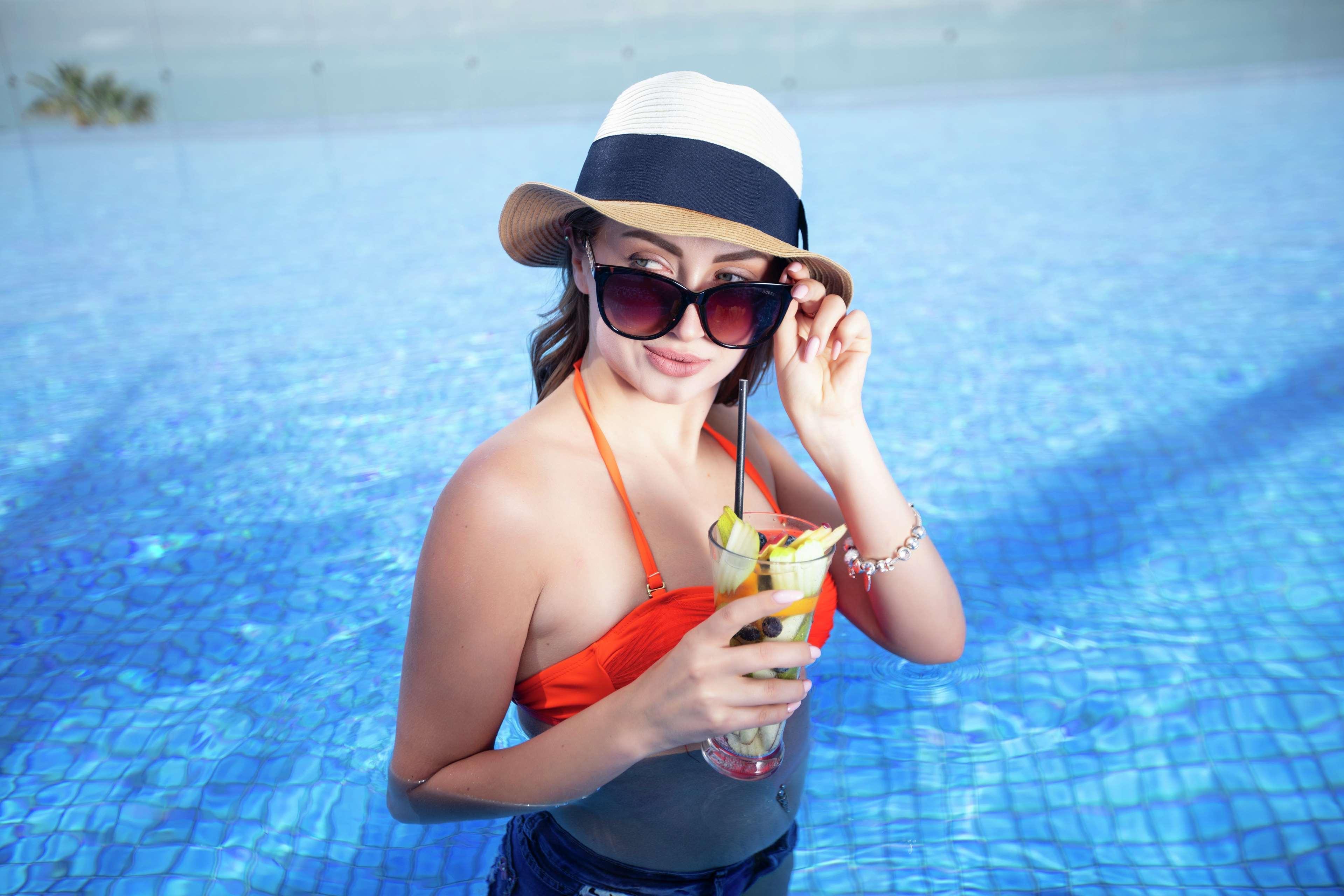 Hilton Dead Sea Resort & Spa Sweimeh Bagian luar foto A woman wearing a hat