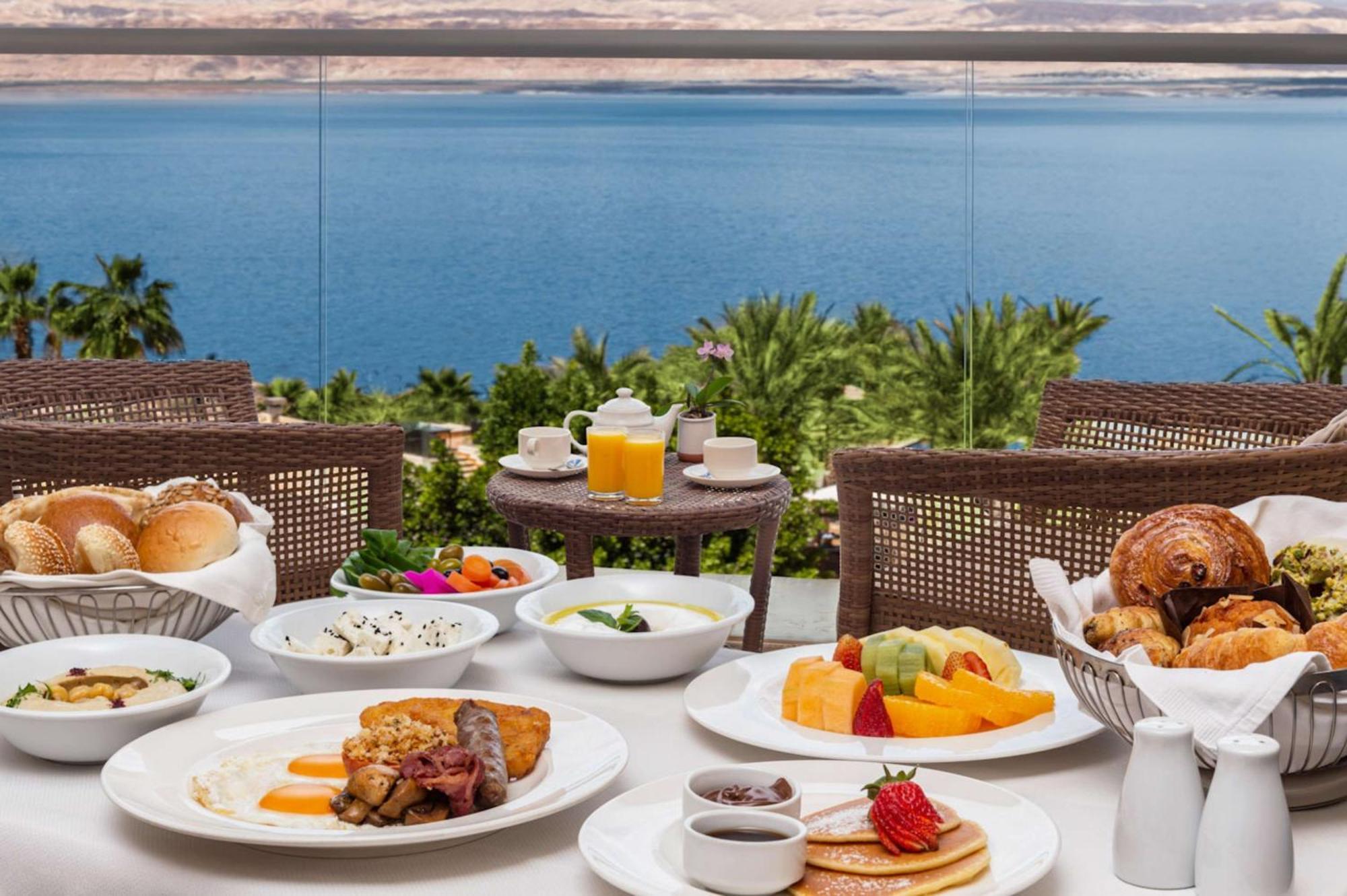 Hilton Dead Sea Resort & Spa Sweimeh Bagian luar foto A breakfast at the Dead Sea