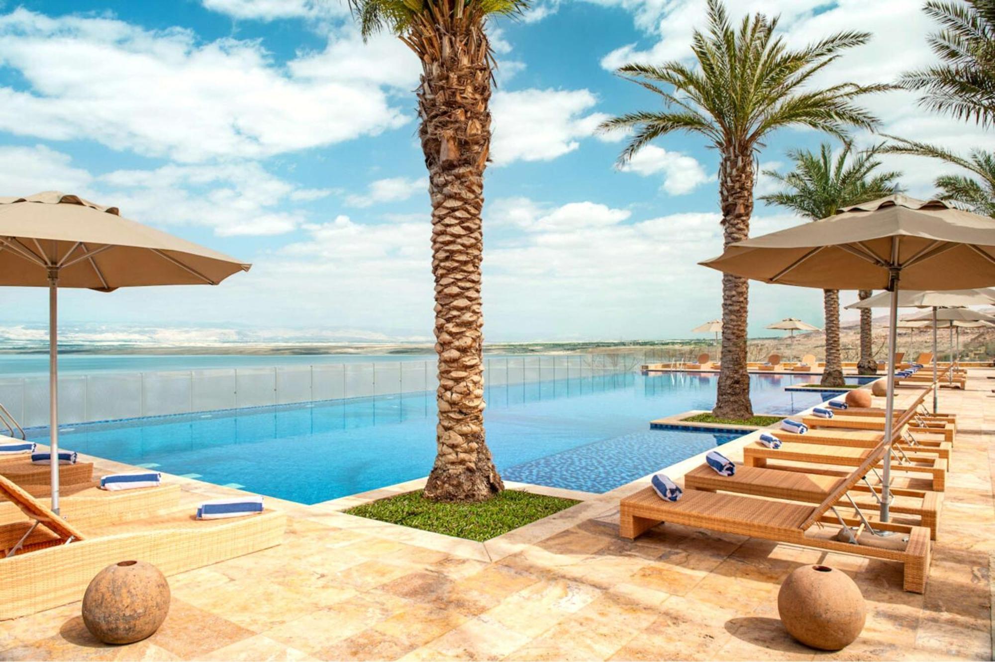 Hilton Dead Sea Resort & Spa Sweimeh Bagian luar foto The pool at the resort