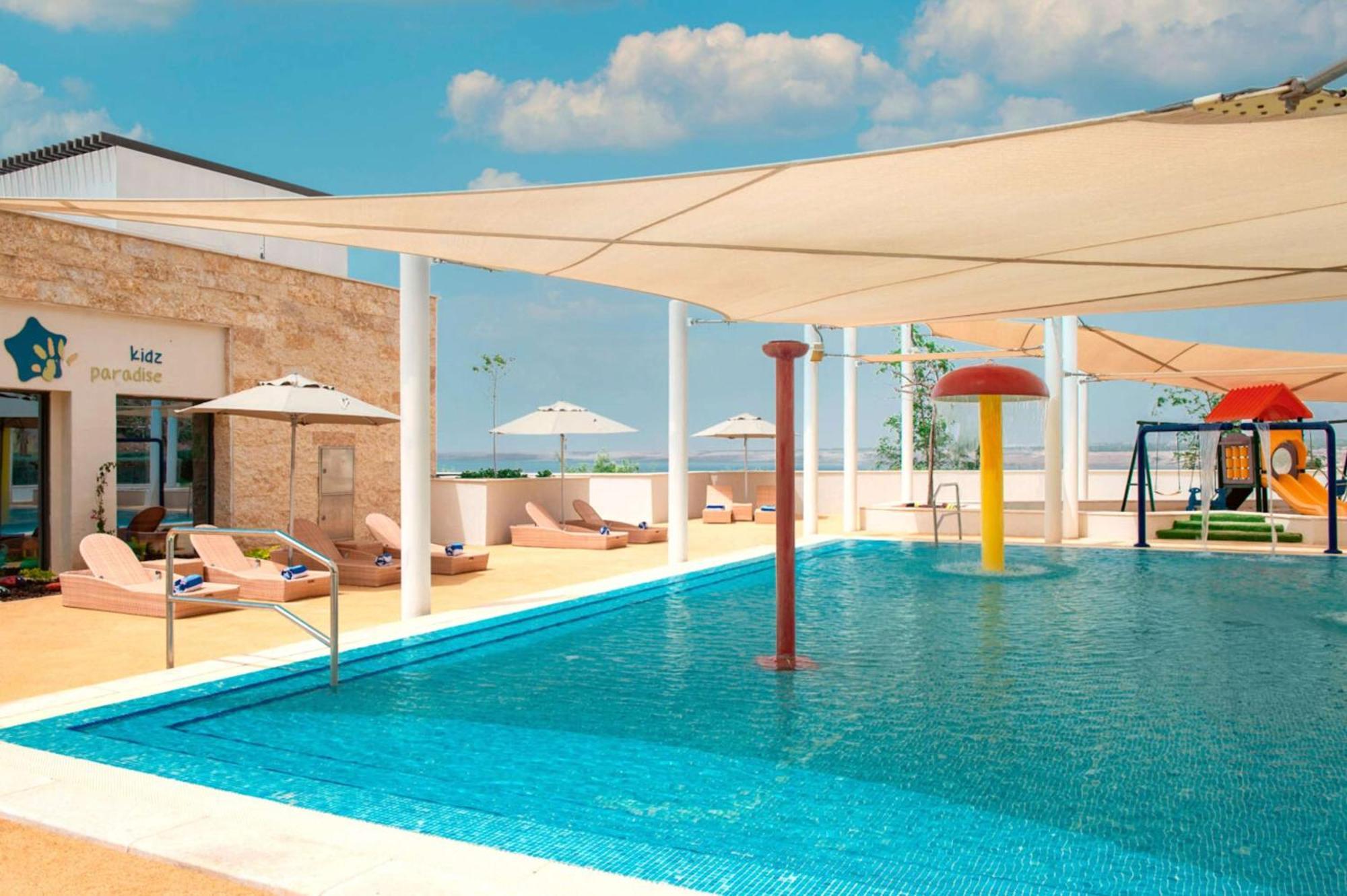 Hilton Dead Sea Resort & Spa Sweimeh Bagian luar foto Rooftop pool at the hotel